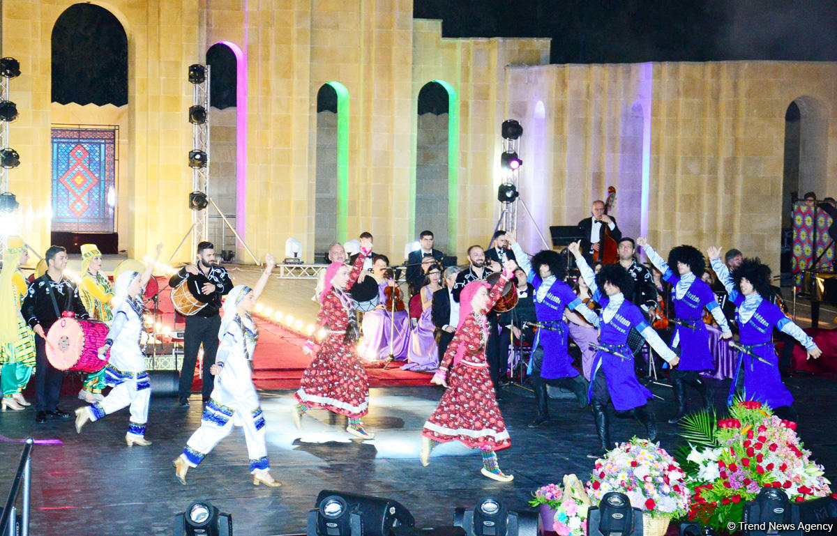 Грандиозный вечер Айгюн Самедзаде – Азан, Ангелы, легендарная Мушарраф Акай,  звездное небо Баку (ФОТО)