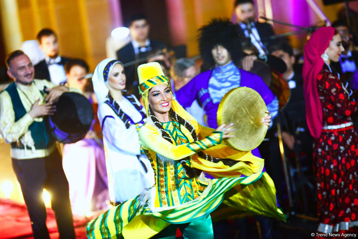 Грандиозный вечер Айгюн Самедзаде – Азан, Ангелы, легендарная Мушарраф Акай,  звездное небо Баку (ФОТО)