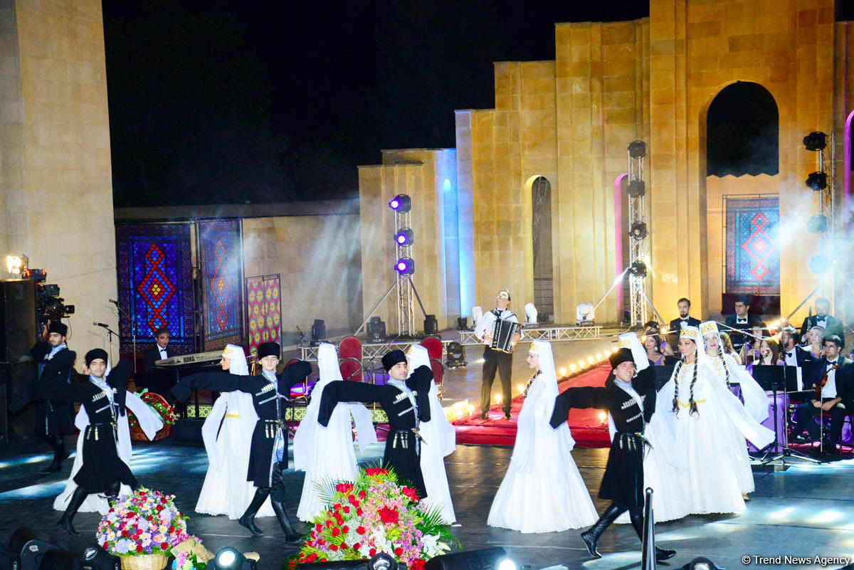 Грандиозный вечер Айгюн Самедзаде – Азан, Ангелы, легендарная Мушарраф Акай,  звездное небо Баку (ФОТО)