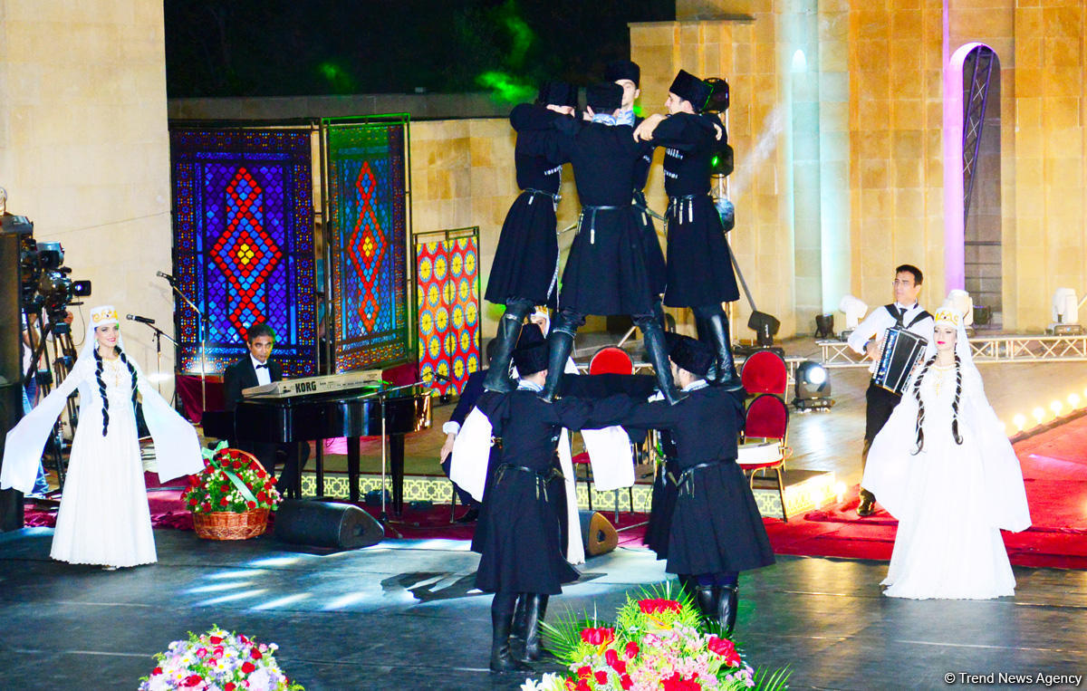 Грандиозный вечер Айгюн Самедзаде – Азан, Ангелы, легендарная Мушарраф Акай,  звездное небо Баку (ФОТО)