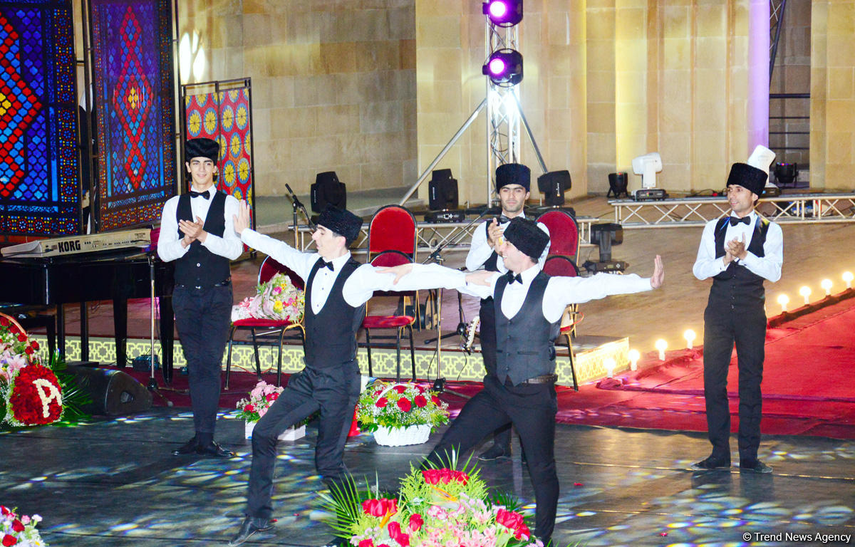 Грандиозный вечер Айгюн Самедзаде – Азан, Ангелы, легендарная Мушарраф Акай,  звездное небо Баку (ФОТО)