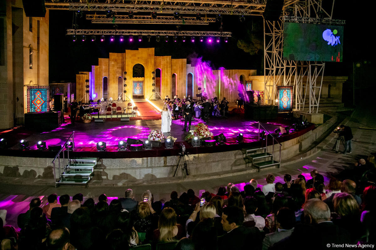 Грандиозный вечер Айгюн Самедзаде – Азан, Ангелы, легендарная Мушарраф Акай,  звездное небо Баку (ФОТО)