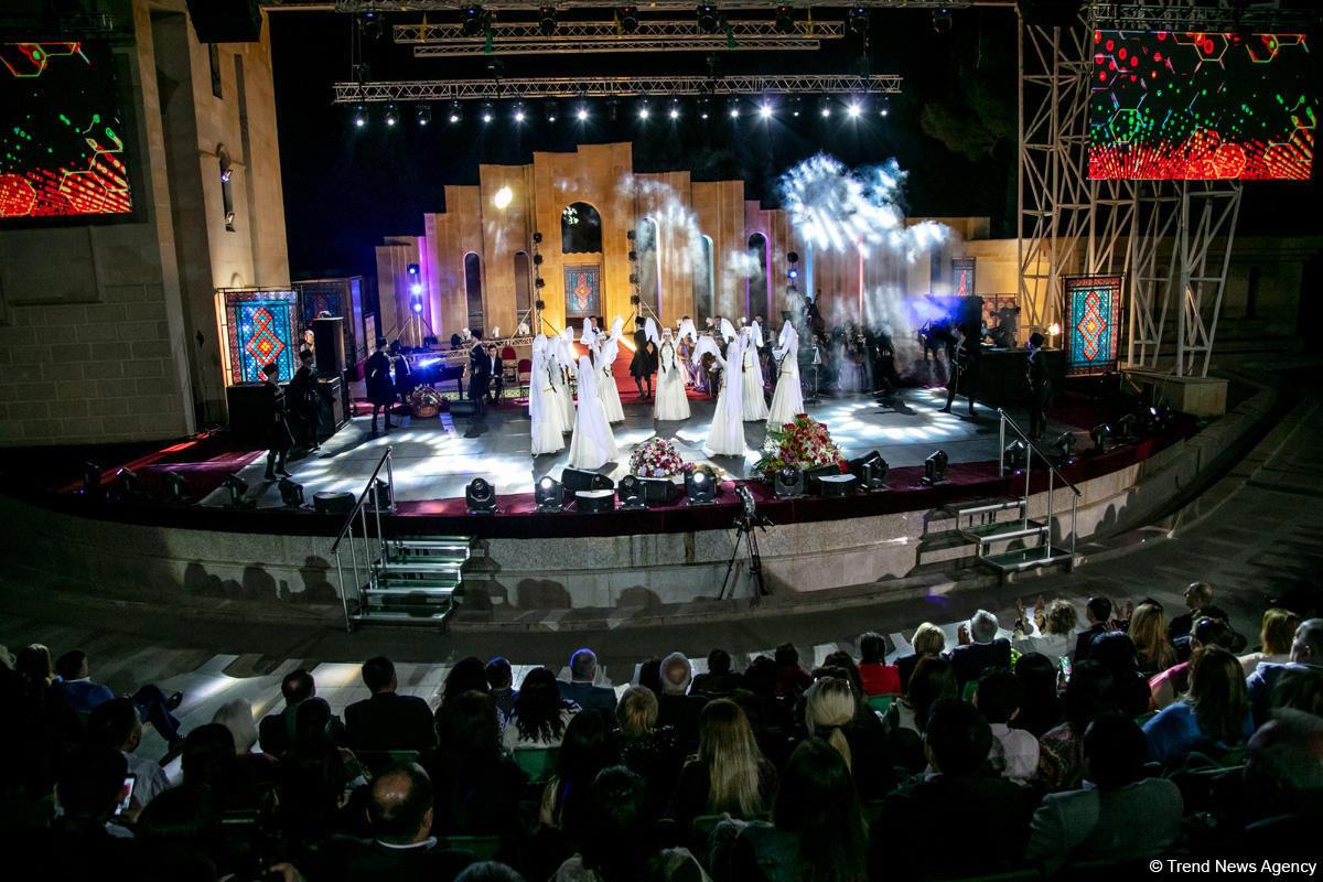 Грандиозный вечер Айгюн Самедзаде – Азан, Ангелы, легендарная Мушарраф Акай,  звездное небо Баку (ФОТО)