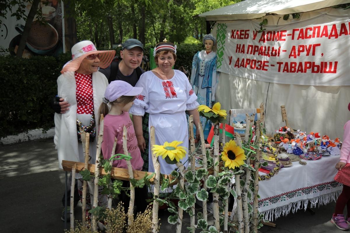 В День России азербайджанцы угощали долмой, люля-кебабом и гранатовым соком (ФОТО)