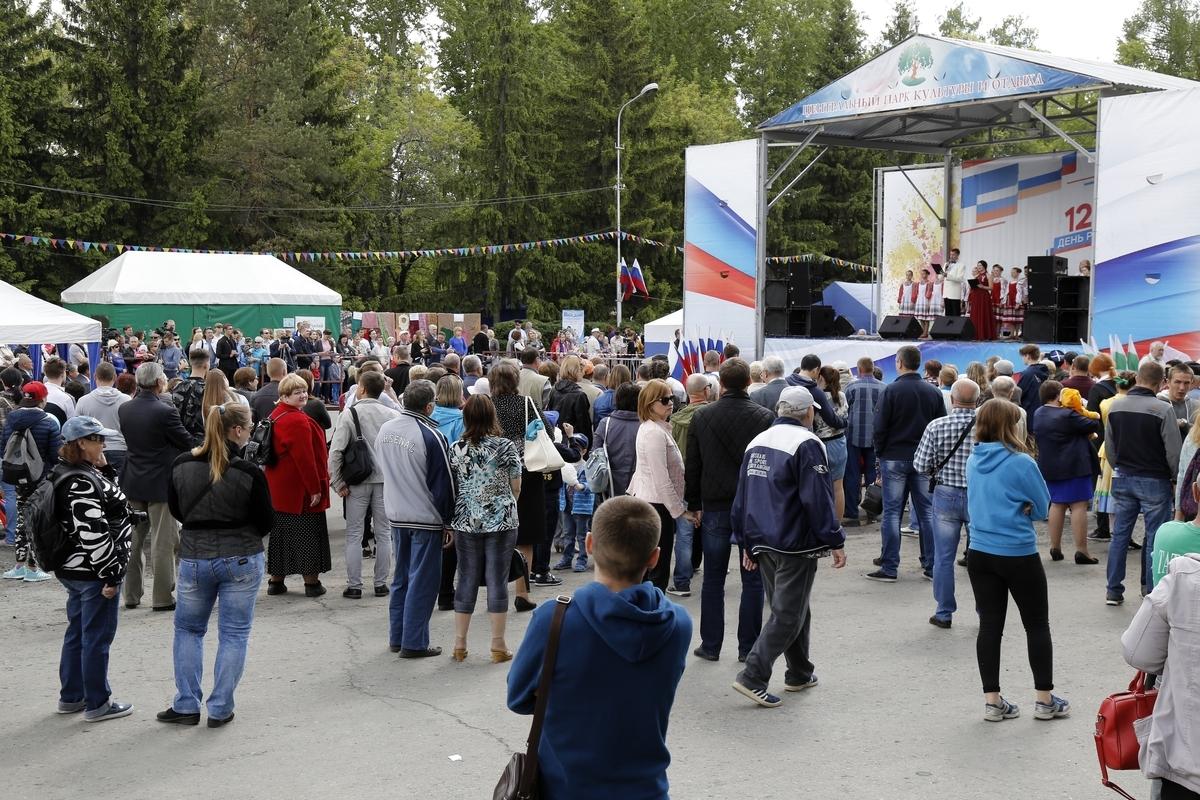В День России азербайджанцы угощали долмой, люля-кебабом и гранатовым соком (ФОТО)