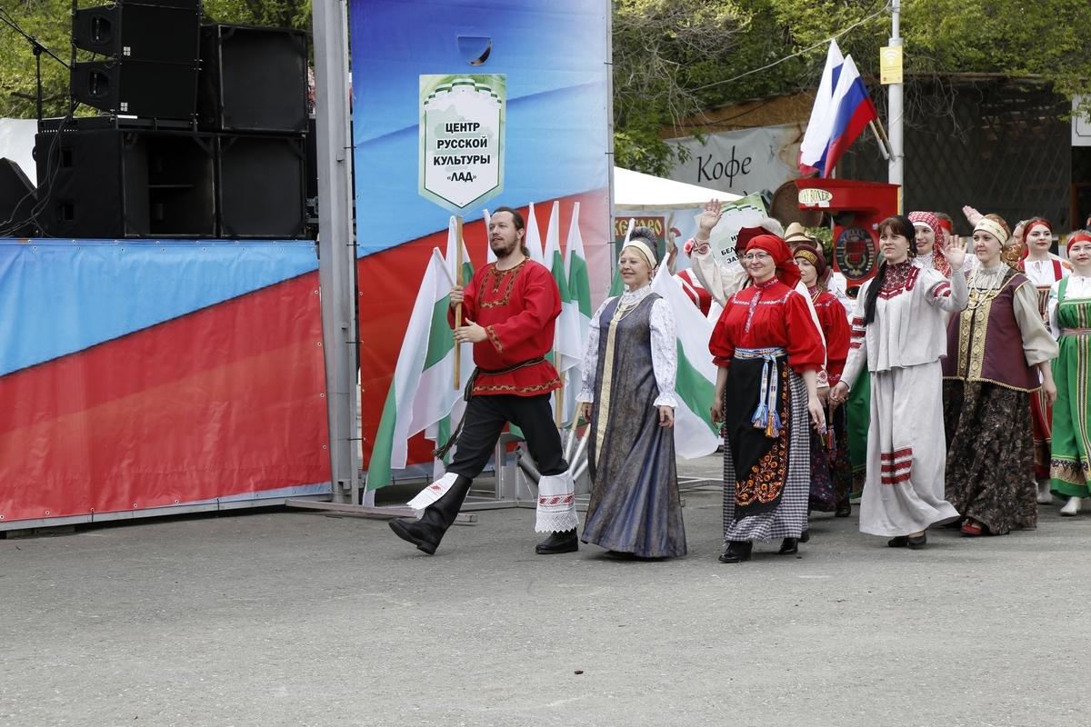 В День России азербайджанцы угощали долмой, люля-кебабом и гранатовым соком (ФОТО)
