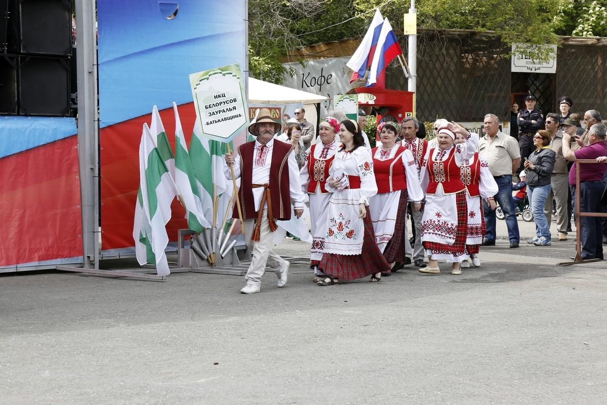 В День России азербайджанцы угощали долмой, люля-кебабом и гранатовым соком (ФОТО)