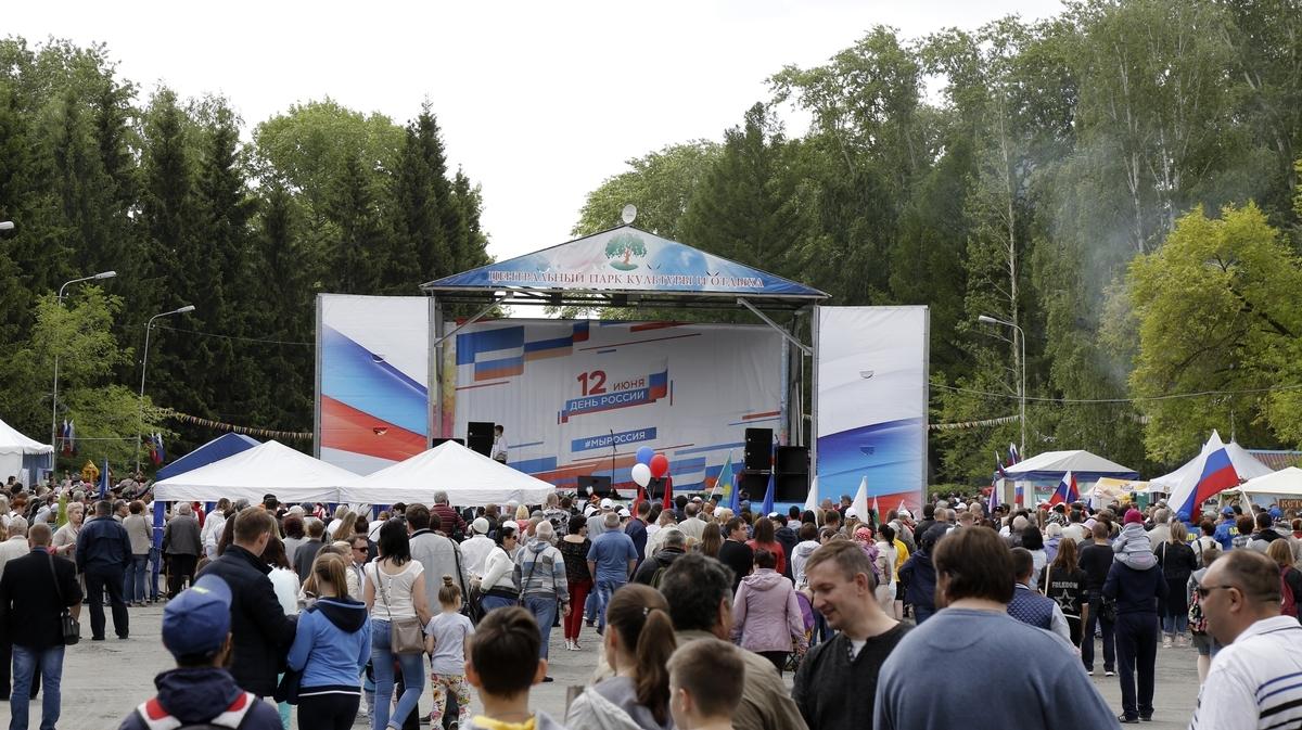 В День России азербайджанцы угощали долмой, люля-кебабом и гранатовым соком (ФОТО)