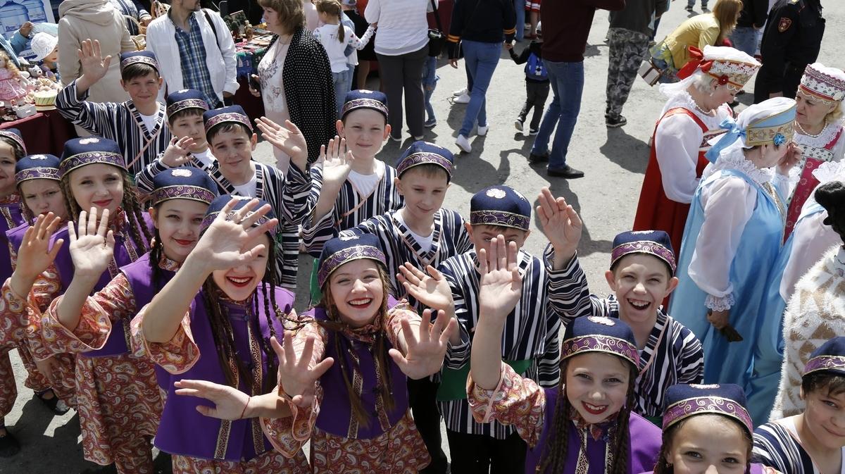 В День России азербайджанцы угощали долмой, люля-кебабом и гранатовым соком (ФОТО)