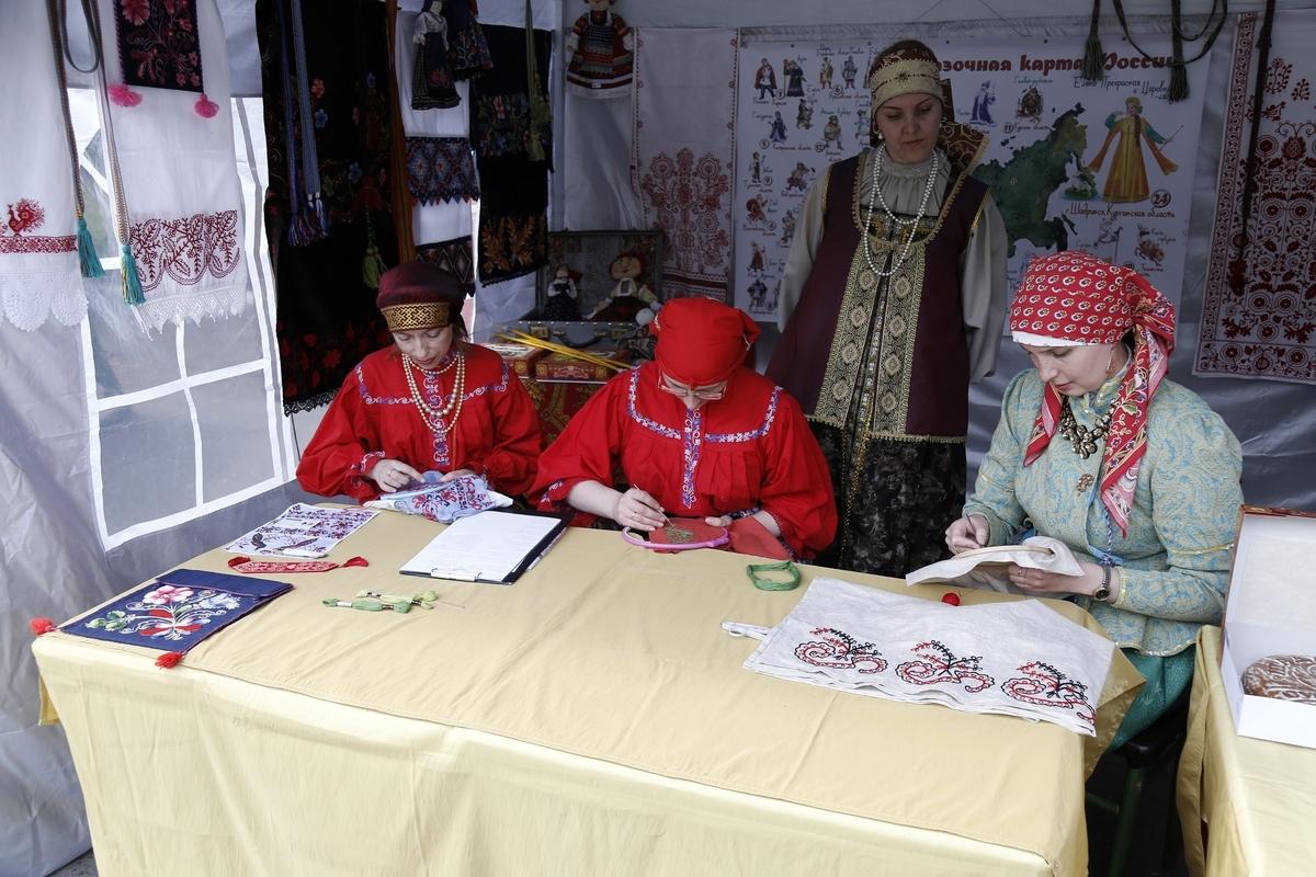 В День России азербайджанцы угощали долмой, люля-кебабом и гранатовым соком (ФОТО)