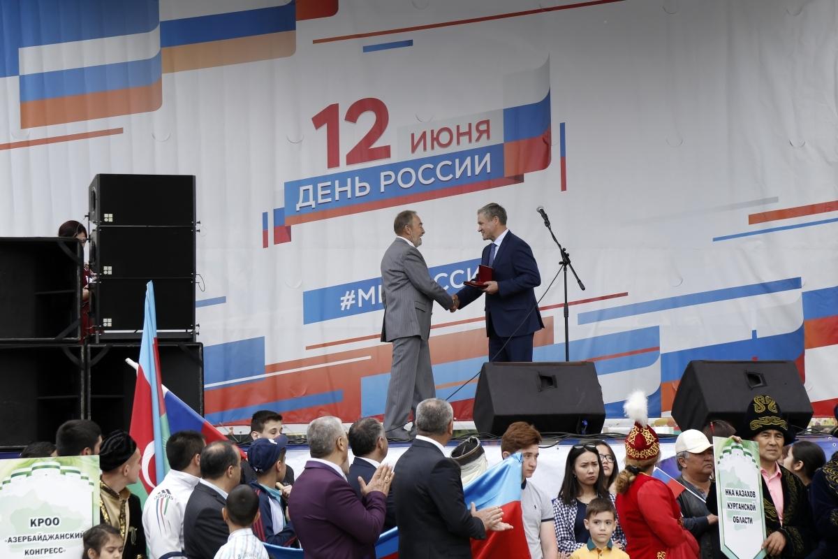 В День России азербайджанцы угощали долмой, люля-кебабом и гранатовым соком (ФОТО)