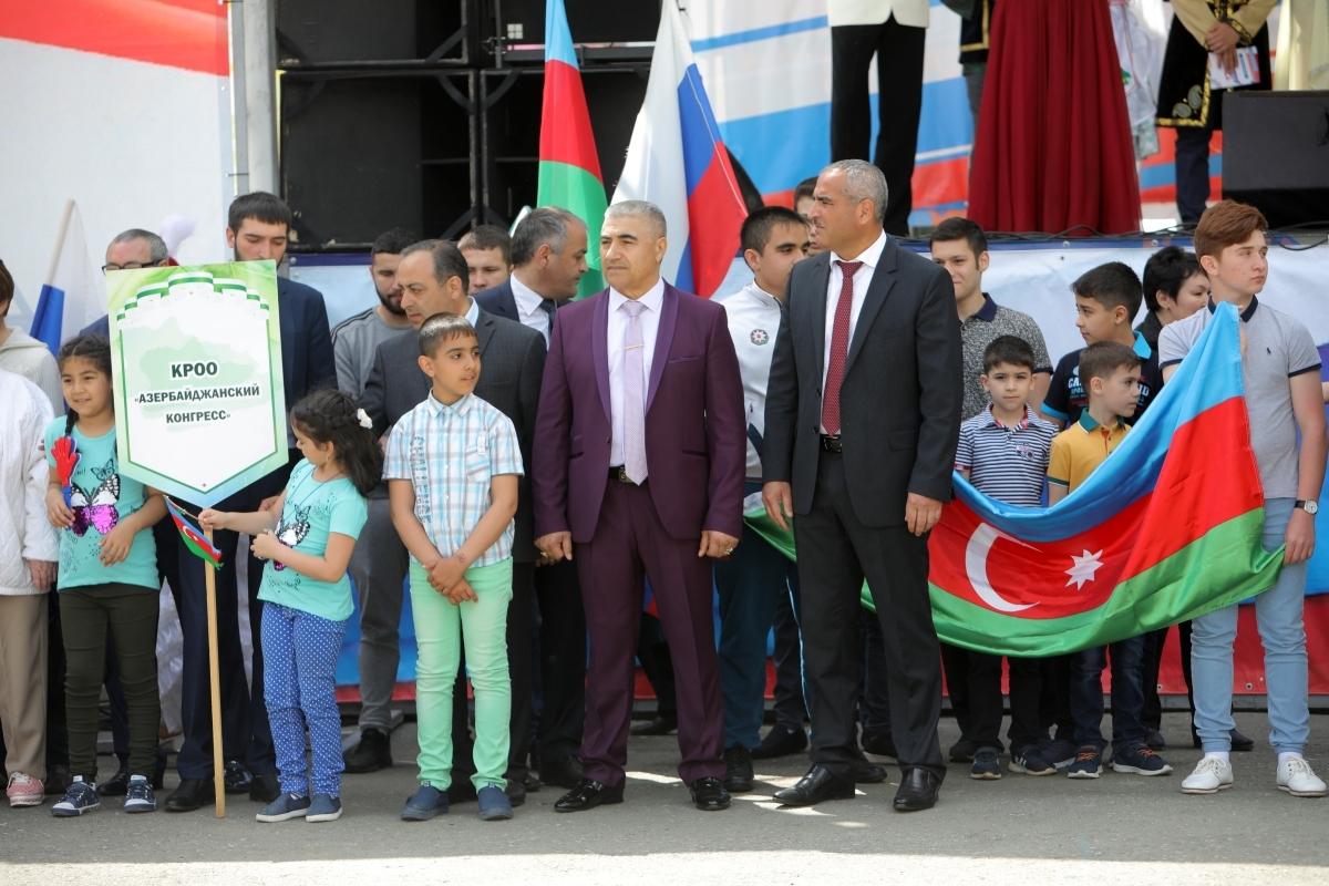 В День России азербайджанцы угощали долмой, люля-кебабом и гранатовым соком (ФОТО)