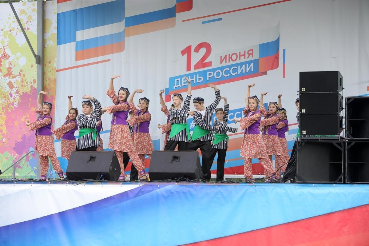 В День России азербайджанцы угощали долмой, люля-кебабом и гранатовым соком (ФОТО)