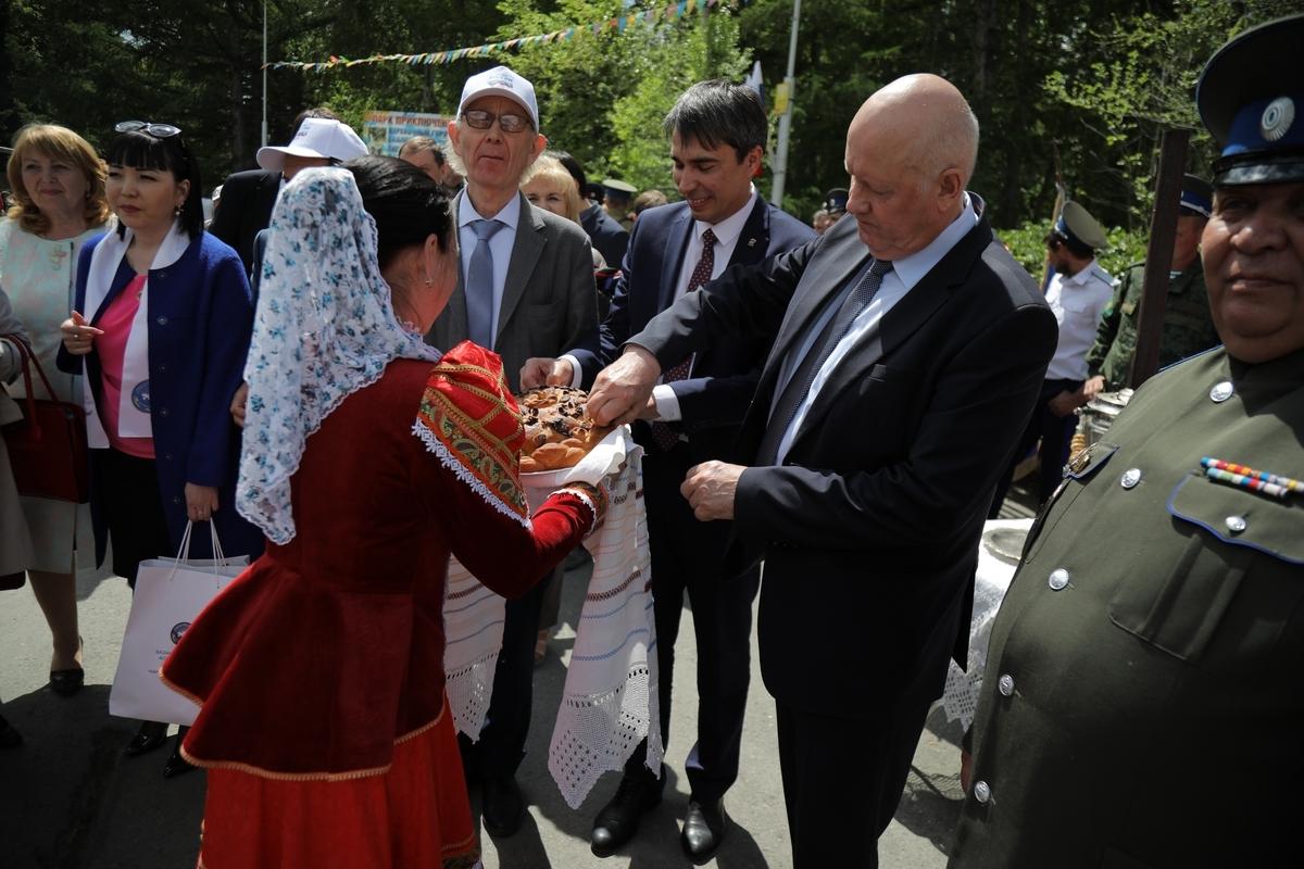В День России азербайджанцы угощали долмой, люля-кебабом и гранатовым соком (ФОТО)