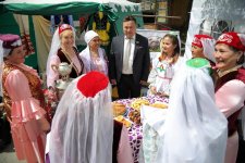 В День России азербайджанцы угощали долмой, люля-кебабом и гранатовым соком (ФОТО)