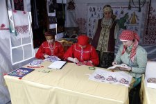 В День России азербайджанцы угощали долмой, люля-кебабом и гранатовым соком (ФОТО)