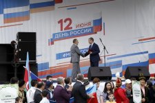 В День России азербайджанцы угощали долмой, люля-кебабом и гранатовым соком (ФОТО)