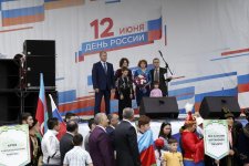 В День России азербайджанцы угощали долмой, люля-кебабом и гранатовым соком (ФОТО)