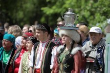 В День России азербайджанцы угощали долмой, люля-кебабом и гранатовым соком (ФОТО)