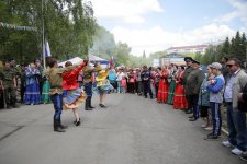 В День России азербайджанцы угощали долмой, люля-кебабом и гранатовым соком (ФОТО)