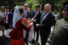 В День России азербайджанцы угощали долмой, люля-кебабом и гранатовым соком (ФОТО)