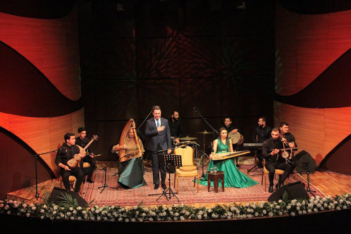 Эльнур Зейналов показал в мугаме стихии природы - огонь, землю, воду и воздух (ФОТО)