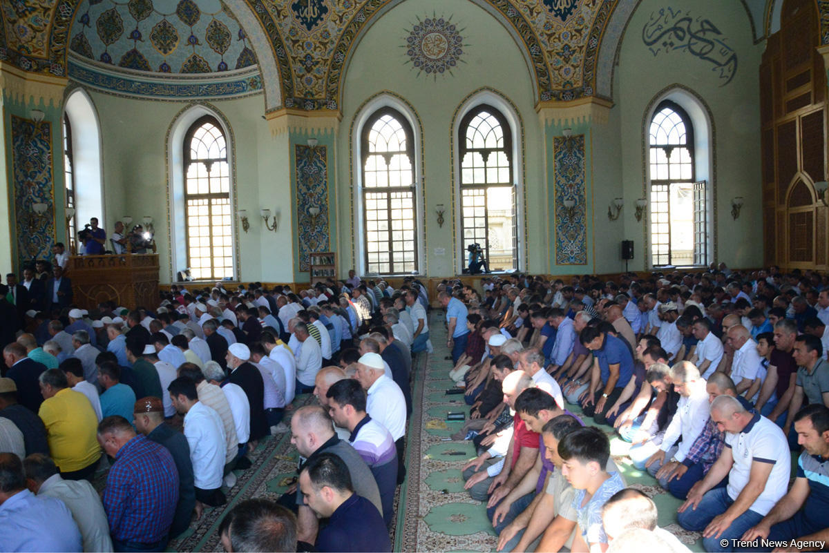 В мечети Тезепир совершен намаз по случаю праздника Рамазан (ФОТО)