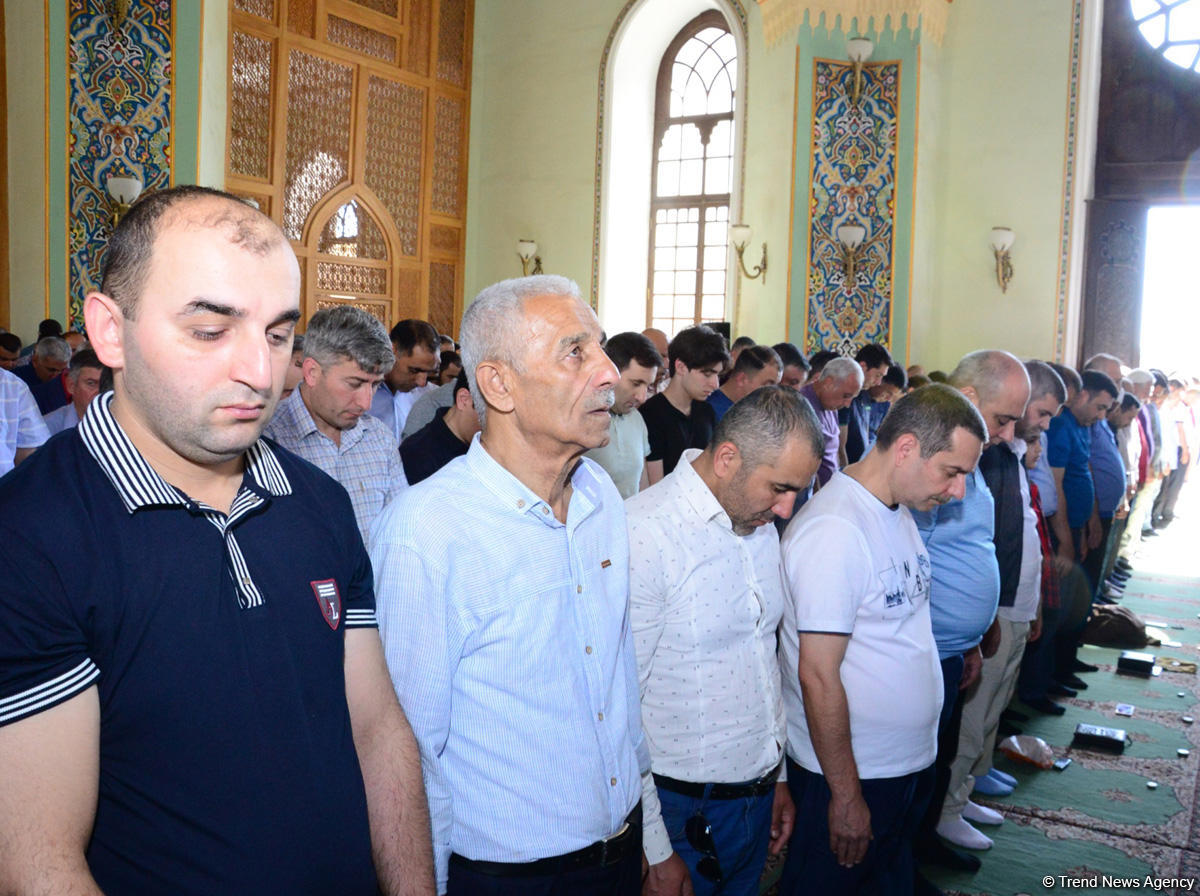 В мечети Тезепир совершен намаз по случаю праздника Рамазан (ФОТО)