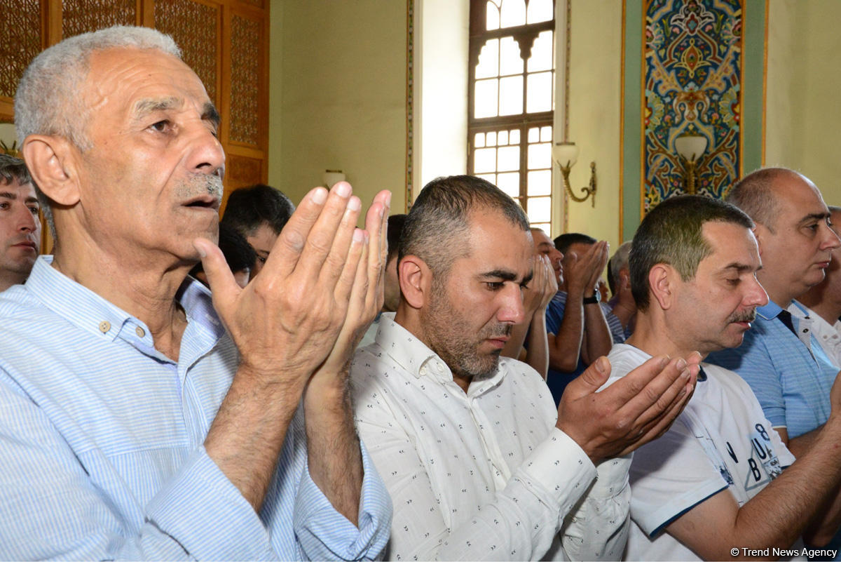 В мечети Тезепир совершен намаз по случаю праздника Рамазан (ФОТО)
