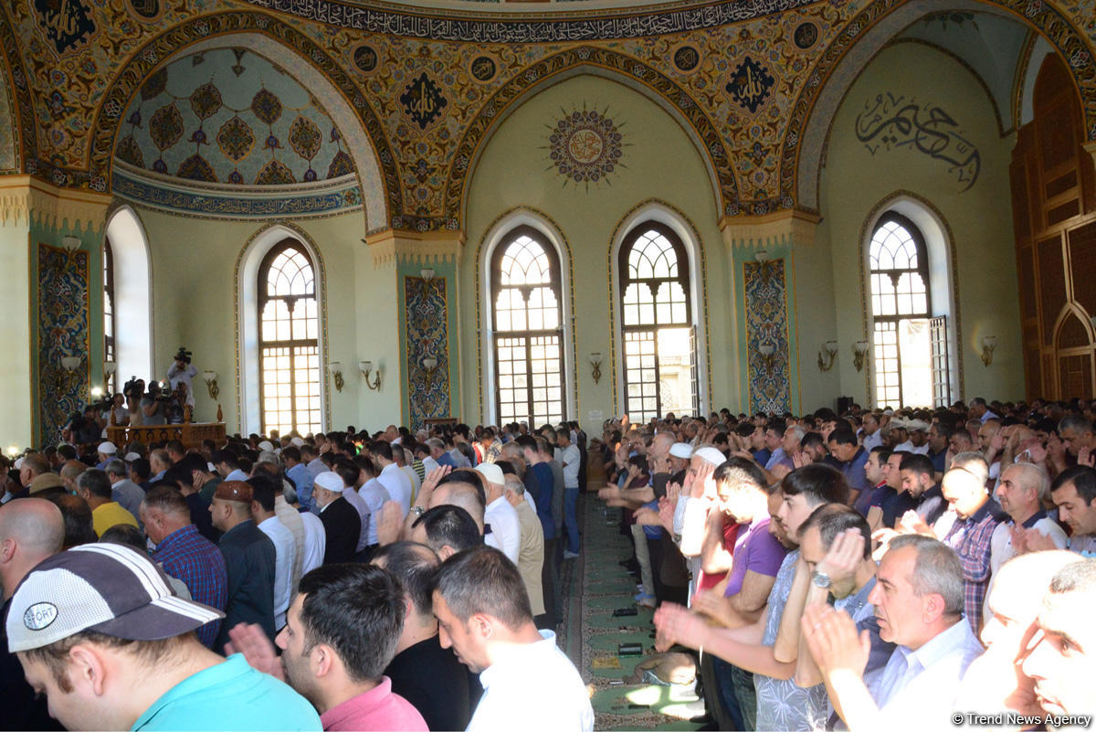 В мечети Тезепир совершен намаз по случаю праздника Рамазан (ФОТО)