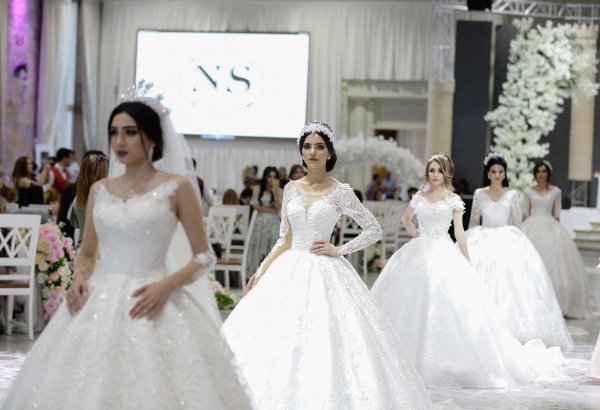 Семь красавиц Азербайджана - свадебные традиции, шоколадный фонтан, шоу фаэтонов и автомобилей (ФОТО)