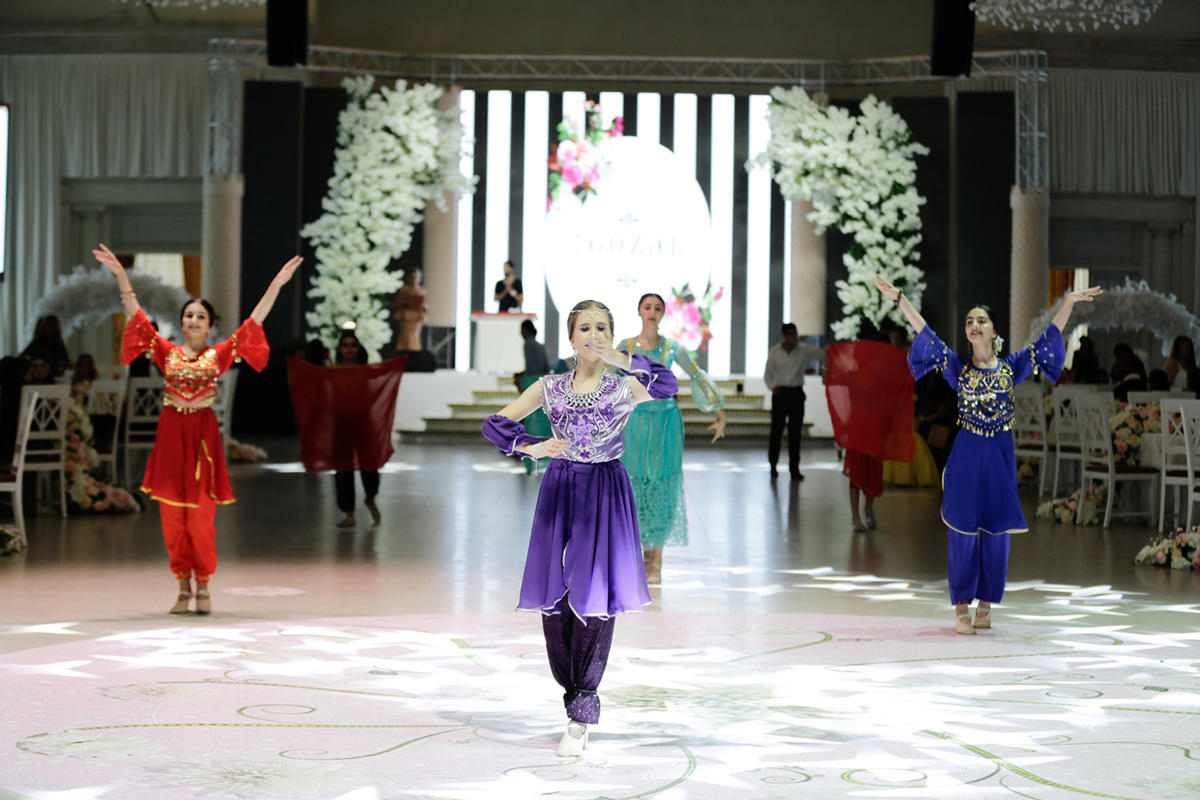 Семь красавиц Азербайджана - свадебные традиции, шоколадный фонтан, шоу фаэтонов и автомобилей (ФОТО)