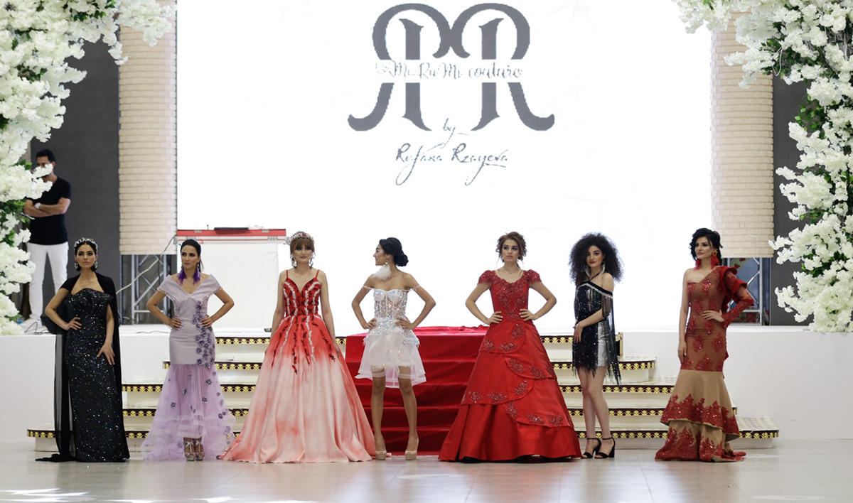 Семь красавиц Азербайджана - свадебные традиции, шоколадный фонтан, шоу фаэтонов и автомобилей (ФОТО)