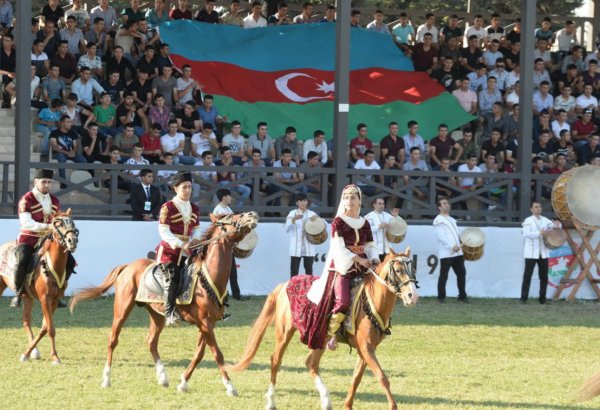 Верхом на лошадях со специальной клюшкой - победители Национального фестиваля конного спорта в Азербайджане  (ФОТО)