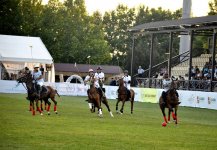 Верхом на лошадях со специальной клюшкой - победители Национального фестиваля конного спорта в Азербайджане  (ФОТО)