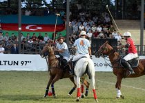 Верхом на лошадях со специальной клюшкой - победители Национального фестиваля конного спорта в Азербайджане  (ФОТО)