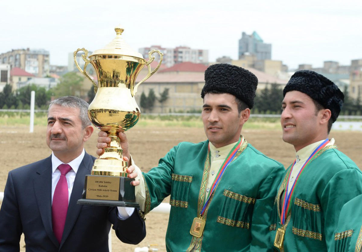 Верхом на лошадях со специальной клюшкой - победители Национального фестиваля конного спорта в Азербайджане  (ФОТО)