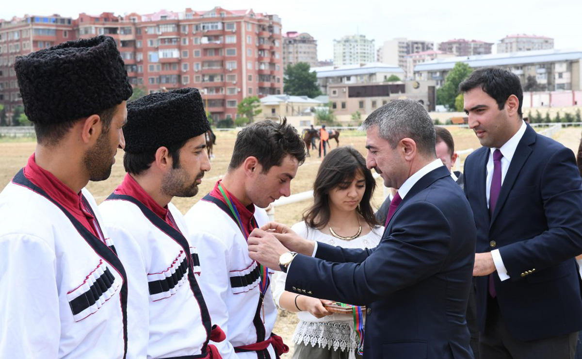 Верхом на лошадях со специальной клюшкой - победители Национального фестиваля конного спорта в Азербайджане  (ФОТО)