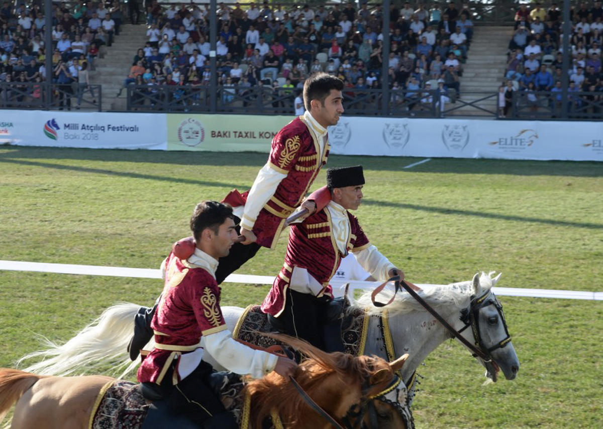 Верхом на лошадях со специальной клюшкой - победители Национального фестиваля конного спорта в Азербайджане  (ФОТО)