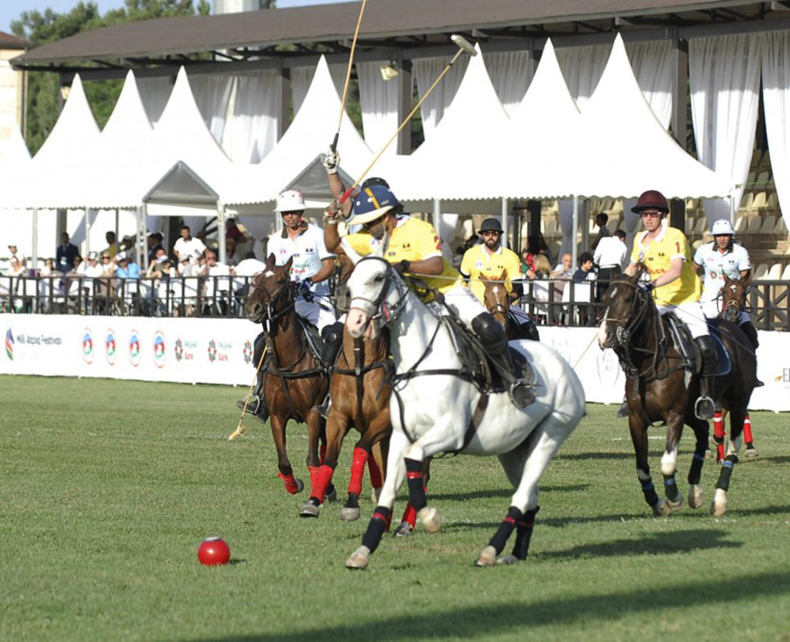 Верхом на лошадях со специальной клюшкой - победители Национального фестиваля конного спорта в Азербайджане  (ФОТО)