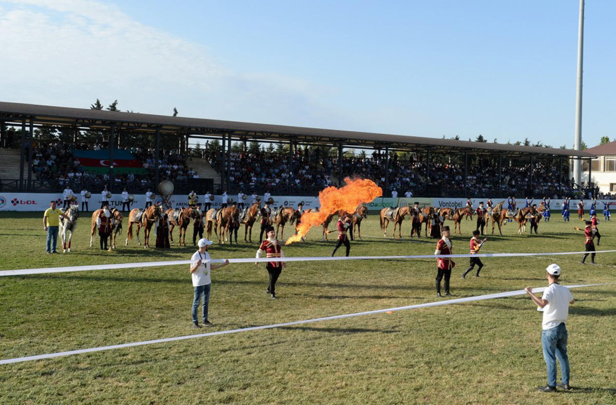 Верхом на лошадях со специальной клюшкой - победители Национального фестиваля конного спорта в Азербайджане  (ФОТО)