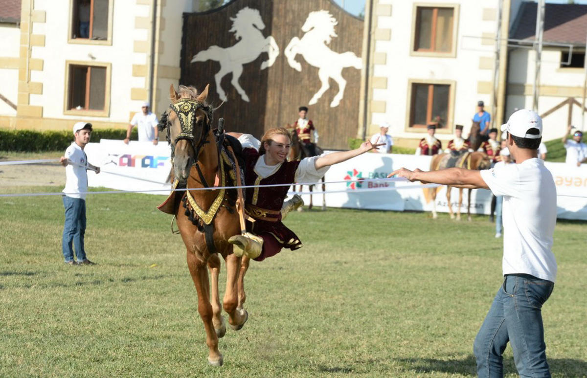 Верхом на лошадях со специальной клюшкой - победители Национального фестиваля конного спорта в Азербайджане  (ФОТО)