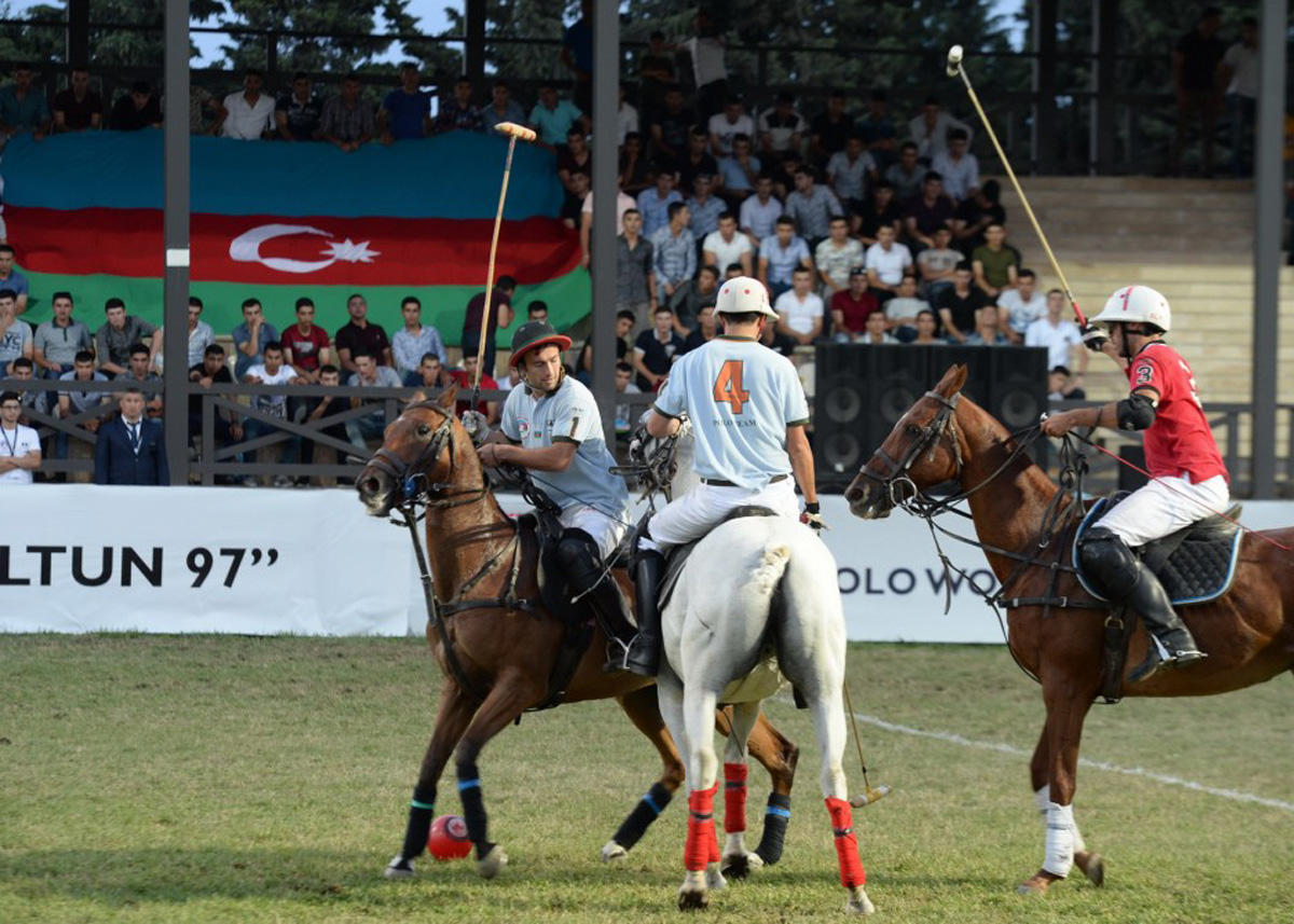 Верхом на лошадях со специальной клюшкой - победители Национального фестиваля конного спорта в Азербайджане  (ФОТО)