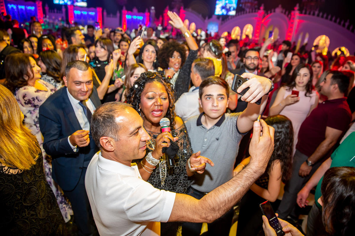 Каспийский берег Баку зажгли грандиозным шоу легендарные "Boney M" и "Ялла" (ФОТО)