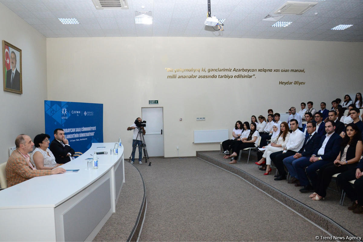 Фонд молодежи информирует широкую общественность о 100-летии АДР (ФОТО)