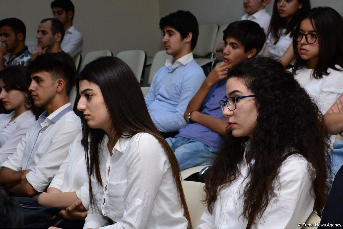 Фонд молодежи информирует широкую общественность о 100-летии АДР (ФОТО)