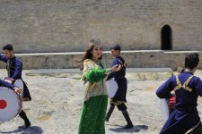 Звезда Узбекистана в шикарной азербайджанской национальной одежде (ФОТО)