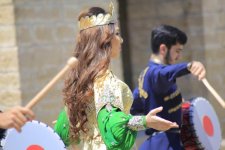 Звезда Узбекистана в шикарной азербайджанской национальной одежде (ФОТО)