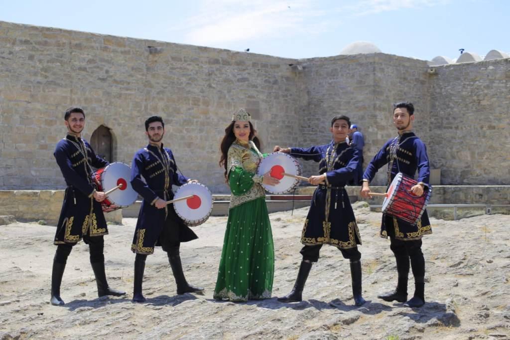 Звезда Узбекистана в шикарной азербайджанской национальной одежде (ФОТО)