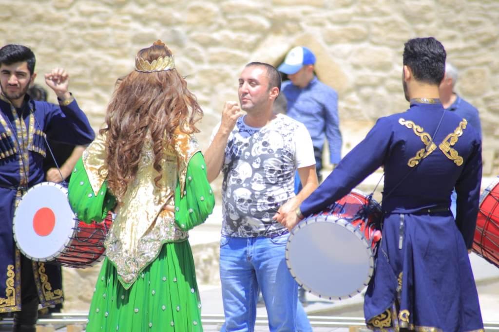 Звезда Узбекистана в шикарной азербайджанской национальной одежде (ФОТО)